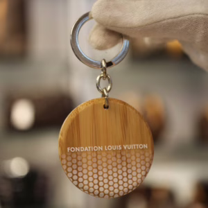 ノベルティ・キーホルダー 木目丸型｜ルイヴィトン 小物