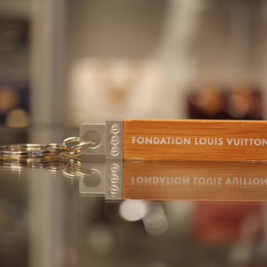 ノベルティ・キーホルダー　木目｜ルイヴィトン  小物