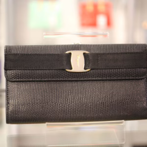 Ferragamo｜サルバトーレフェラガモ　レザー ブラック ヴァラ がま口 長財布