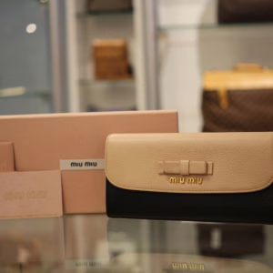 Miu Miu｜ミュウミュウ　マドラス リボン 二つ折り長財布